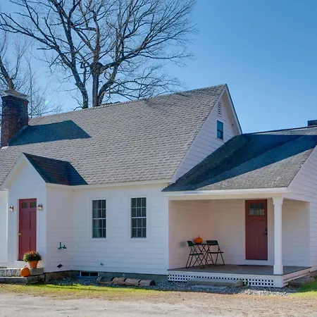 Charming Farmhouse Walk To Village And Trails!